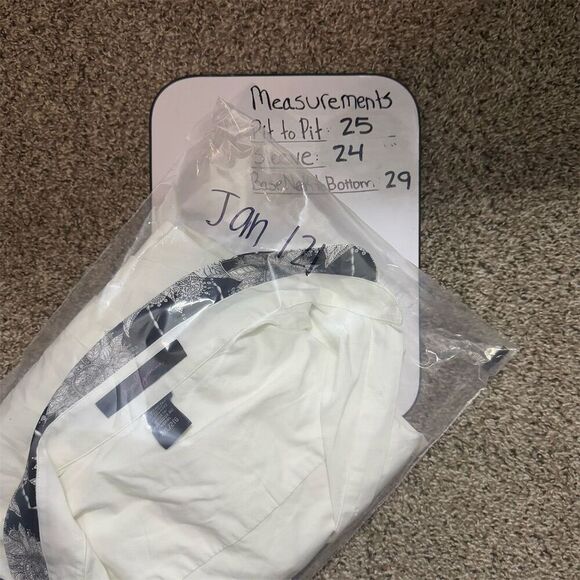 Pearly Vine Women's 2XL White Button-Up Shirt with Sleeve Details - Picture 8 of 8